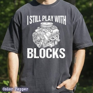 Motorbyggare Unisex T-shirt, Jag leker fortfarande med block, Bilmekaniker Humor T-shirt, Muskelbil Small Block V8 Motorhead T-shirt