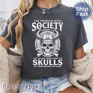 Camiseta de calavera vikinga Comfort Colors, divertida y sarcástica. El problema de la sociedad actual: ya nadie bebe de las calaveras de sus enemigos. imagen 4