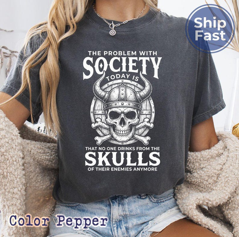 Camiseta de calavera vikinga Comfort Colors, divertida y sarcástica. El problema de la sociedad actual: ya nadie bebe de las calaveras de sus enemigos. imagen 4
