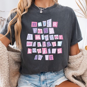 Nunca pases por el espejo sin mirarte (PNG), camiseta divertida de amor propio, camiseta con letras pastel, camiseta humorística de confianza, camiseta con afirmación peculiar
