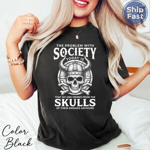 Camiseta de calavera vikinga Comfort Colors, divertida y sarcástica. El problema de la sociedad actual: ya nadie bebe de las calaveras de sus enemigos. imagen 6