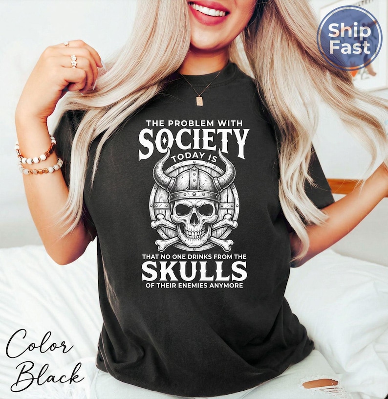 Camiseta de calavera vikinga Comfort Colors, divertida y sarcástica. El problema de la sociedad actual: ya nadie bebe de las calaveras de sus enemigos. imagen 6