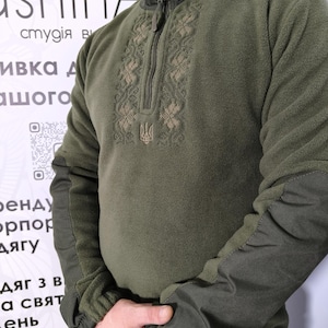 Olivgrön fleecetröja | Ukrainsk broderi, taktisk stil