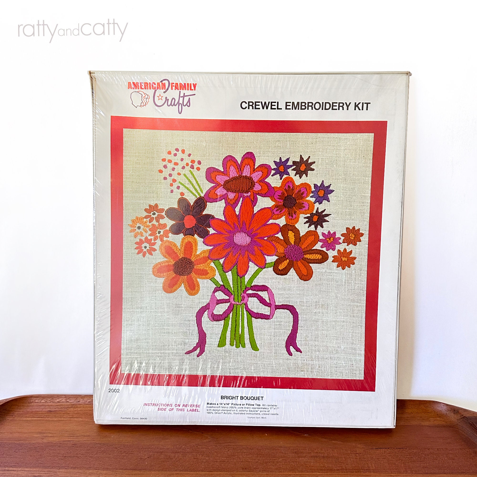 Vintage Family Circle Crewel Embroidery Kit Flower Arrangement 11 x 14  Daisies