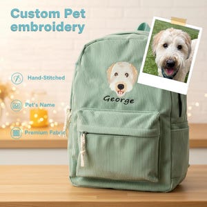 Könnte beinhalten: Ein salbeigrüner Cord-Rucksack mit einem individuell gestickten Hundeporträt und dem Namen "George". Der Rucksack hat eine Vordertasche, eine Seitentasche und ein Foto des Hundes. Der Text auf dem Bild lautet "Custom Pet embroidery", "Hand-Stitched", "Pet's Name" und "Premium Fabric".