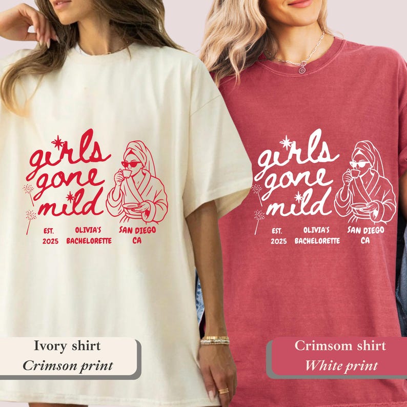 Op de afbeelding: Twee T-shirts, &eacute;&eacute;n ivoor en &eacute;&eacute;n karmozijnrood, met de tekst "girls gone mild" in een scriptlettertype. Het ontwerp bevat een vrouw in een badjas en zonnebril. De tekst "Olivia's Bachelorette, San Diego, CA" is ook aanwezig.