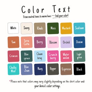 Op de afbeelding: Een kleurenkaart met de tekst "Color Text" en een verscheidenheid aan kleurstalen. Kleuren zijn onder meer wit, ivoor, kaki, mos, mosterd, zeegroen, yam, terra cotta, bes, bloesem, orchidee, denim, karmozijn, blauwe spar, chambray, crunch berry, watermeloen, lichtgroen, krijtachtige munt, blue jean, marine, peper, espresso en zwart.
