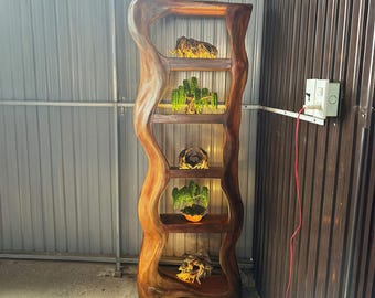 Librería de madera maciza independiente, estantería de pie hecha a mano, única, con borde natural, de nogal de mediados de siglo, decoración artística