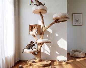 以下が含まれることがあります： 自然の木の枝と頑丈な土台で作られた多層のキャットツリー。柔らかい白いクッションが乗った複数の円形プラットフォーム、木製のボックス、サイザル麻のロープが特徴です。3匹の猫がこの構造物で遊んでいます。