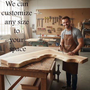 Puede incluir: Un artesano trabaja en una mesa de madera a medida en un taller. La mesa es de madera clara con un borde natural. El texto de la imagen dice: "Podemos personalizar cualquier tama&ntilde;o para tu espacio."