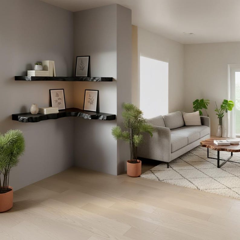 Puede incluir: Un sal&oacute;n moderno con una estanter&iacute;a esquinera de m&aacute;rmol negro. Las estanter&iacute;as exhiben arte enmarcadas, libros y objetos decorativos. La habitaci&oacute;n tambi&eacute;n incluye un sof&aacute; gris, una mesa de centro de madera y plantas en macetas.