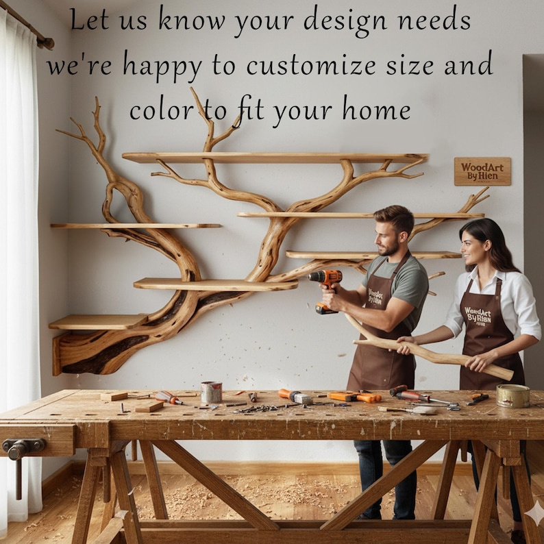 Op de afbeelding: Een unieke houten boomvormige boekenplank met meerdere planken, gemonteerd op een witte muur. De afbeelding toont een man en een vrouw die aan de plank werken. Tekst op de muur zegt: "Laat ons uw ontwerpbehoeften weten, we passen graag de maat en kleur aan uw huis aan."