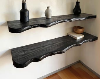 Zwevende plank met levende rand: handgesneden massief houten boekenplank