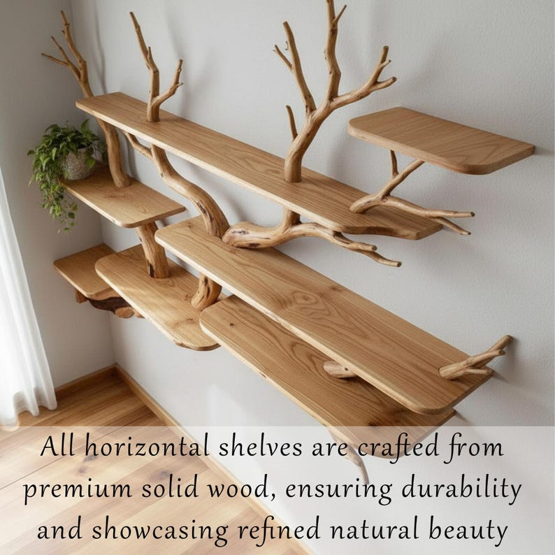 Op de afbeelding: Houten wandplanken met een natuurlijk takkenontwerp. De planken zijn gemaakt van lichtgekleurd hout en zijn aan een witte muur bevestigd. De planken hebben verschillende maten en vormen, waarvan sommige lijken te zweven. De tekst op de afbeelding luidt: Alle horizontale planken zijn gemaakt van premium massief hout, wat duurzaamheid garandeert en verfijnde natuurlijke schoonheid toont.