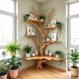Op de afbeelding: Een kamerhoog hoekrek van lichtgekleurd hout, gevormd als een boom met meerdere takken die als planken dienen. De planken bevatten diverse groene potplanten, ingelijste botanische prints en kleine pastelkleurige vazen.