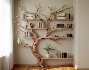 Puede incluir: Una estantería de madera única diseñada para parecerse a un árbol. La estructura en forma de árbol presenta múltiples estantes que sostienen libros, jarrones decorativos y pequeñas plantas en macetas. La estantería está colocada contra una pared de color neutro con suelo de madera.