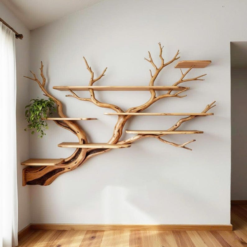 Op de afbeelding: Een uniek houten wandrek ontworpen om op een boom te lijken. Het rek heeft meerdere horizontale plateaus van verschillende afmetingen, ondersteund door een centrale stam en takken. Een kleine plant in een pot staat op een van de planken.
