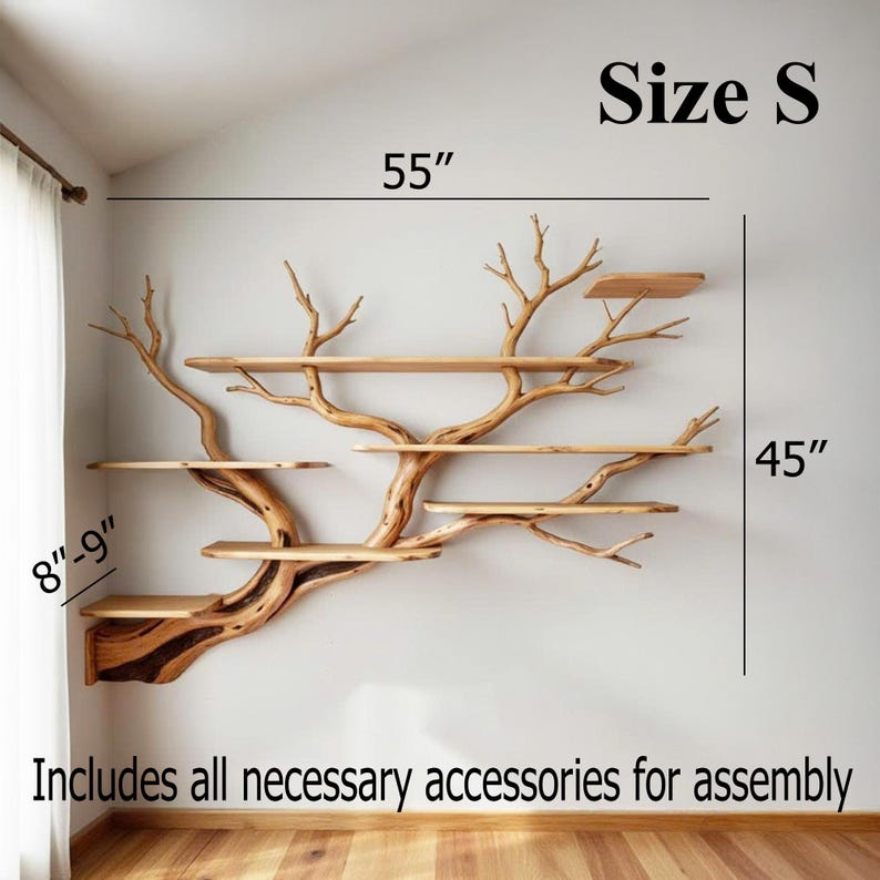 Op de afbeelding: Een houten wandplank in de vorm van een boom, met meerdere planken. De plank is 140 cm breed en 114 cm hoog, met planken van 20-23 cm diep. Inclusief alle benodigde accessoires voor montage.