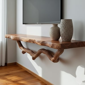 Puede incluir: Taza de cerámica blanca con asa negra y el texto "But First, Coffee" en estilo manuscrito. La taza está sobre una superficie blanca. Adecuada para bebidas calientes.