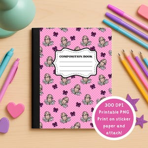 Puede incluir: Un cuaderno de composición rosa con un patrón de conejitos y lazos. La portada tiene una etiqueta blanca que dice "COMPOSITION BOOK". La imagen también incluye bolígrafos, lápices, gomas de borrar y gomas de borrar en forma de corazón.