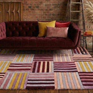 Alfombra de lana tejida a mano: patchwork de rayas doradas, lavanda y ciruela cromáticas