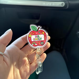Bobine d'insigne d'enseignant personnalisée, porte-carte d'identité Apple personnalisé avec nom, adorable clip d'école en forme d'étoile arc-en-ciel pour Mme Emily, idée cadeau pour enseignant
