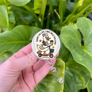 Bobine d'insigne d'oie drôle avec citation « Désolé, je suis en retard, j'étais en train de traîner », porte-carte d'identité rétractable infirmière mignonne pour le travail, cadeau pour collègues