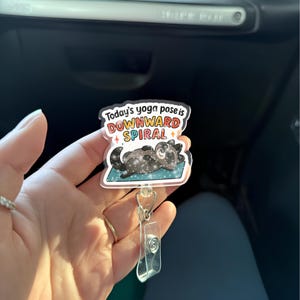 Bobine d'insigne de yoga drôle, support d'identification de raton laveur en spirale vers le bas, clip rétractable mignon pour le travail, cadeau de bien-être sarcastique, insigne animal pour des collègues