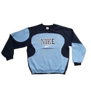 K&ouml;nnte beinhalten: Rustikales Holzschild mit dem Text "Welcome to our home" in handschriftlichem Stil. Das Schild hat eine Used-Optik und ein schlichtes, einladendes Design, perfekt f&uuml;r eine Veranda oder einen Eingangsbereich.