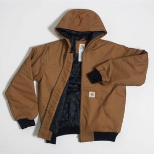 K&ouml;nnte beinhalten: Ein Set aus drei Keramikbechern mit gesprenkelter, matter Oberfl&auml;che. Die Becher sind in den Farbt&ouml;nen Creme, Hellgrau und Dunkelgrau gehalten. Jeder Becher hat ein schlichtes, minimalistisches Design, ideal f&uuml;r Kaffee oder Tee.