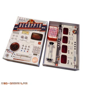 以下が含まれることがあります： 赤と青のデザインの白い箱で、"DECRYPTO"という文字と"Communiquez en toute securite"という単語が書かれています。箱が開いていて、赤と白のコードカード、白い砂時計、赤と白の数字が書かれた4つの画面が見えます。