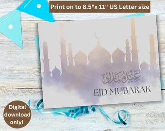 Puede incluir: Una descarga digital de una tarjeta imprimible con una ilustración de acuarela de una silueta de mezquita sobre un fondo azul claro. El texto "Eid Mubarak" está escrito en árabe e inglés.