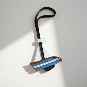 Tasbedel, tasbedel zeilboot, tasaccessoire, lederen bedel, sleutelhanger bedel, vriendin cadeau, cadeau voor haar, modecadeau, bagagelabel