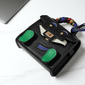 Mini llavero de cuero con dije para bolso y funda para AirPods: llavero con dibujos animados, monedero, dije para llavero, accesorio para bolso con cara divertida, regalo kawaii para ella