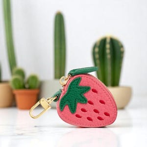 Geldbörse, Erdbeere Niedlicher Schlüsselbund, Geldbörse, Ledertaschenanhänger, Leder-Accessoires, Geschenk für Sie