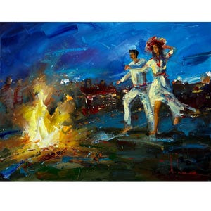 Puede incluir: Una pintura expresiva representa a una pareja bailando cerca de una hoguera bajo un cielo azul oscuro. Las figuras visten de blanco, con la mujer luciendo un tocado floral. La obra utiliza pinceladas audaces y una paleta de colores vibrantes de azules, naranjas y verdes.