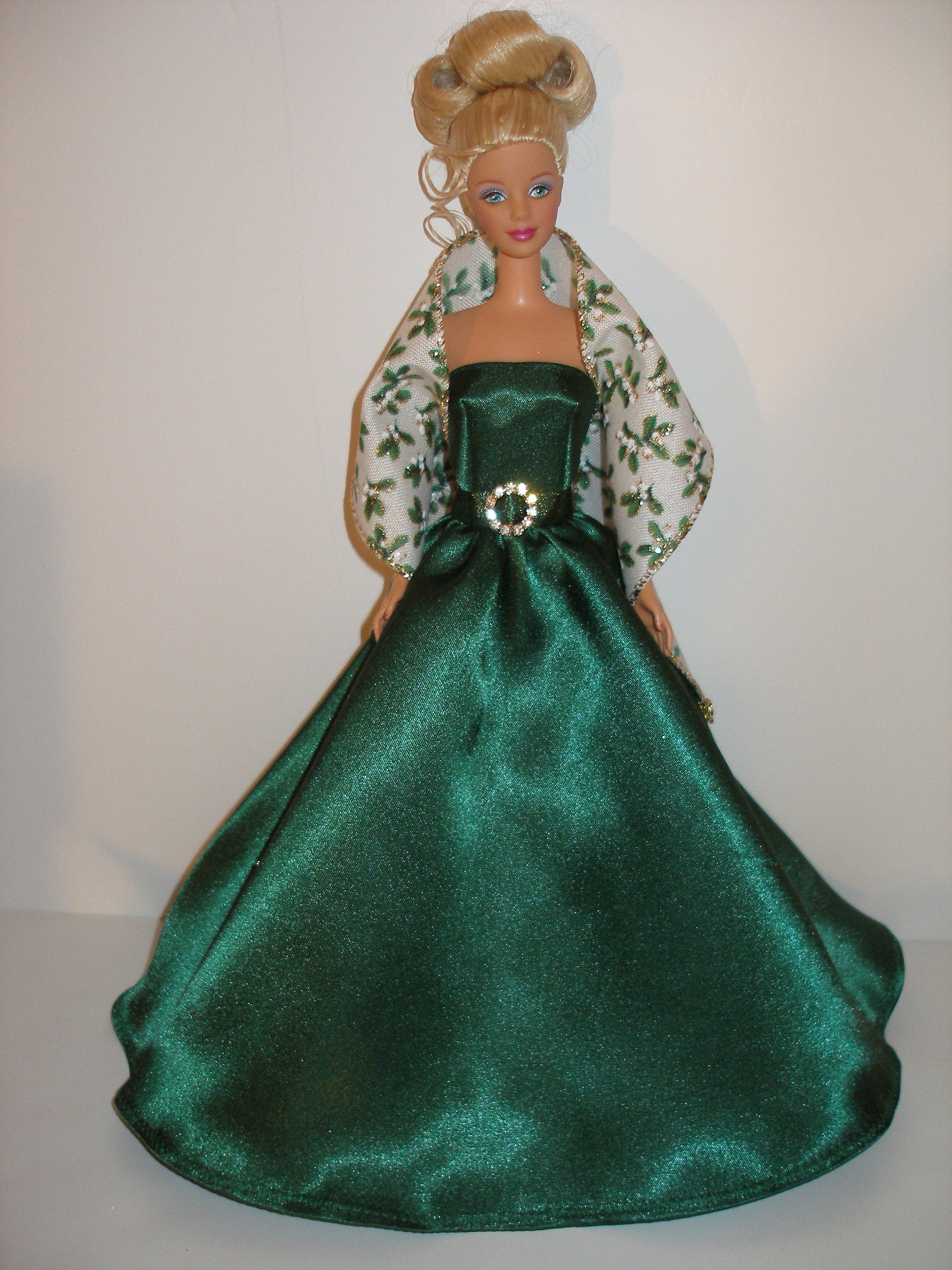 Happy Holidays Vanna White Wheel of Fortune Barbie Doll in Green Dress :  Amazon.sg: Toys