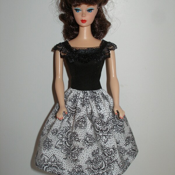 Ropa de muñeca de moda hecha a mano de 11.5 "- Vestido estampado blanco y negro rosa