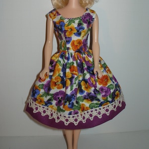 Ropa de muñeca de moda hecha a mano de 11,5" - Vestido con estampado PansyFloral morado y amarillo con dobladillo morado