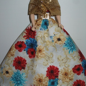 Ropa de muñeca de moda de 11,5" hecha a mano: vestido color crema con estampado floral rojo, azul y dorado con hebilla de diamantes de imitación y envoltura dorada.