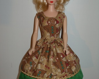 Ropa de muñeca de moda hecha a mano de 11,5" - Vestido con estampado navideño de hombre de jengibre brillante marrón caramelo con dobladillo verde y ribete dorado
