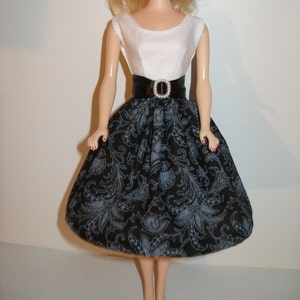 Ropa de muñeca de moda de 11,5" hecha a mano: vestido con corpiño blanco y falda con estampado negro y gris