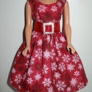 Muñeca de moda de 11.5" hecha a mano - Vestido con estampado de copos de nieve rojo, blanco o azul brillante y hebilla de diamantes de imitación