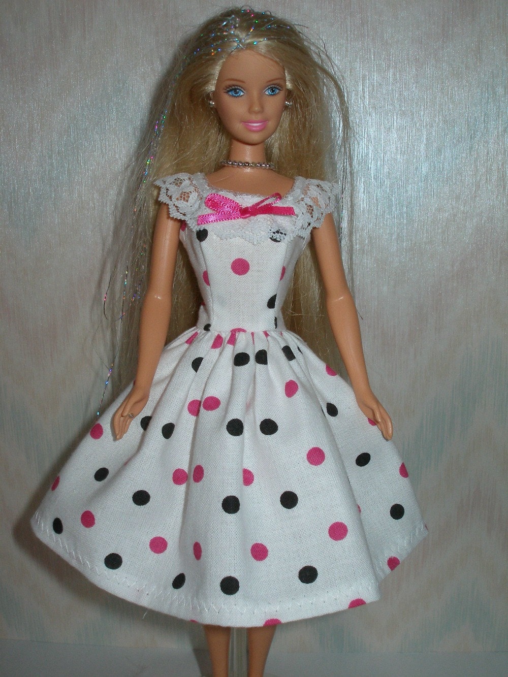 Простое платье для куклы. Платья для кукол. Платье для Барби. Платья для кукол из ткани. Шитьё платей для кукол.
