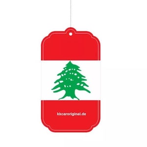 Könnte beinhalten: Ein rotes, weißes und grünes Etikett mit der Flagge des Libanon. Das Etikett hat einen weißen Hintergrund mit einem grünen Zedernbaum in der Mitte. Der obere und untere Teil des Etiketts sind rot. Der Text "kkcaroriginal.de" ist in schwarz am unteren Rand des Etiketts gedruckt.