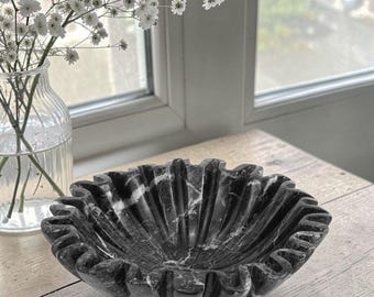 Bol de mármol con borde ondulado de 25 cm (10 pulgadas), color negro, hecho a mano, decorativo, ideal para fruteros, encimeras de cocina, centros de mesa o como cuenco para llaves.