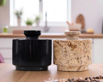 Juego de 2 saleros de mármol con tapas en negro y coral fósil. Frascos de especias hechos a mano. Almacenamiento para encimeras de cocina, azucareros y condimentos.