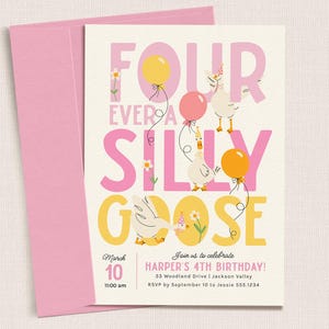 Pode incluir: Um cartão de convite de aniversário com um envelope rosa apresentando o texto FOUR EVER A SILLY GOOSE em rosa e amarelo. O design inclui três gansos brancos com bicos e pés laranja, balões coloridos e pequenas flores. O cartão detalha 10 de março às 11h, o 4º aniversário de Harper, um endereço e um número de telefone para RSVP.