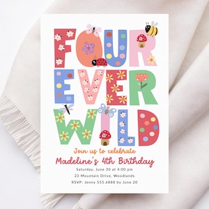 Pode incluir: Um convite de aniversário colorido com as palavras "FOUR EVER WILD" em letras grandes e decoradas. O convite inclui detalhes para o 4º aniversário de Madeline, com data, hora e local. O design apresenta flores, insetos e uma fonte lúdica.