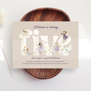Peut inclure: Une carte d'invitation de couleur beige clair avec le mot "cinq" en lettres blanches avec des illustrations de fées à l'intérieur de chaque lettre. Le texte "Frannie is turning" est en texte violet en haut de la carte. Les détails de l'invitation sont en texte noir en bas de la carte.